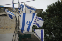 استفزاز: مواطن يهودي يحول بيته لثكنة من الأعلام الإسرائيلية وسط حي العجمي بيافا